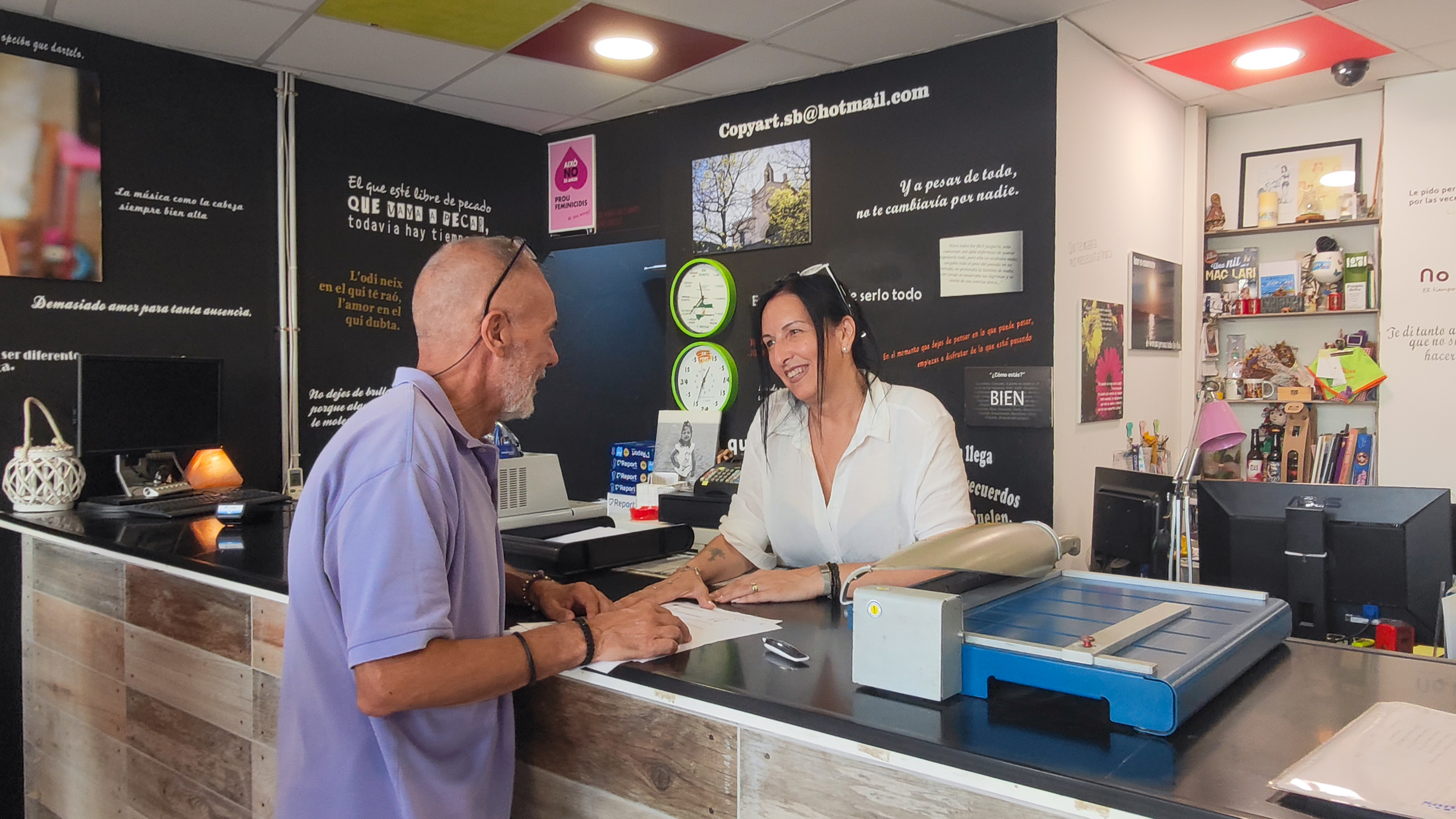 Roser atendiendo a un cliente en el mostrador de Copy Art, Sant Boi de Llobregat